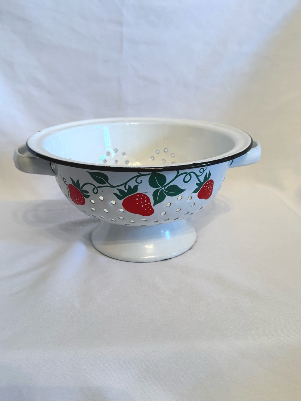 Vintage 1983 Teleflora White Enamel Strainer Colander Strawberries 8.25”